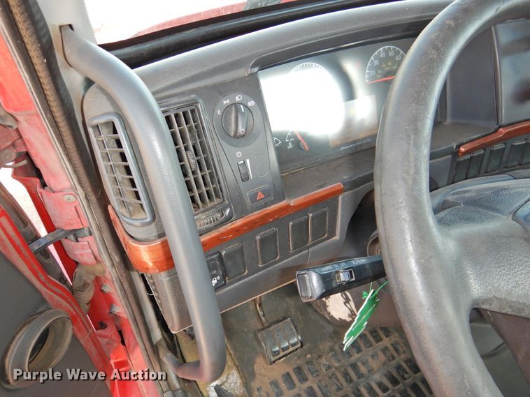 image for item DG1426 2010 Volvo VN  semi truck