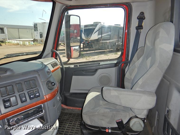 image for item DG1426 2010 Volvo VN  semi truck
