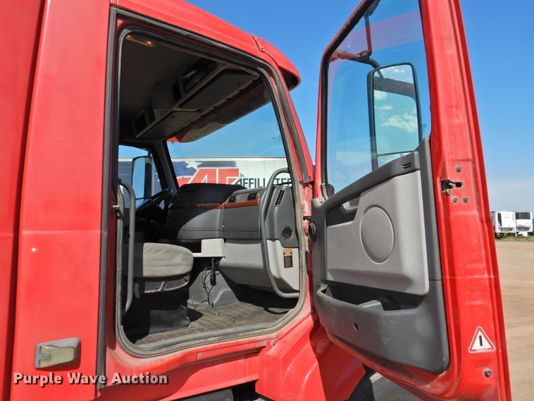 image for item DG1426 2010 Volvo VN  semi truck