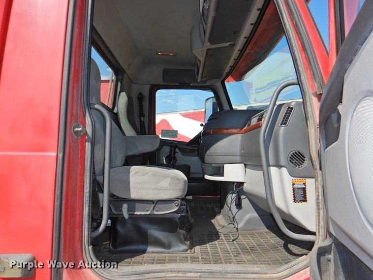 image for item DG1426 2010 Volvo VN  semi truck