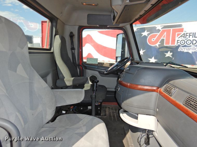 image for item DG1426 2010 Volvo VN  semi truck