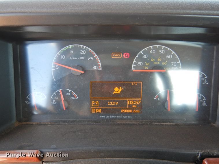 image for item DG1426 2010 Volvo VN  semi truck