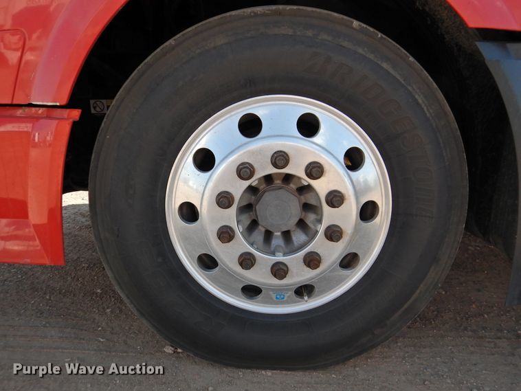 image for item DG1426 2010 Volvo VN  semi truck