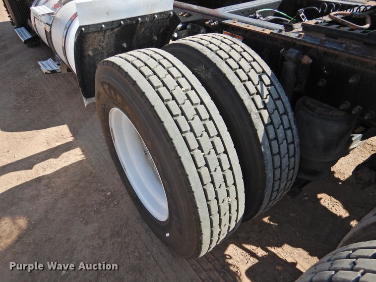 image for item DG1426 2010 Volvo VN  semi truck