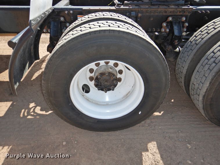 image for item DG1426 2010 Volvo VN  semi truck