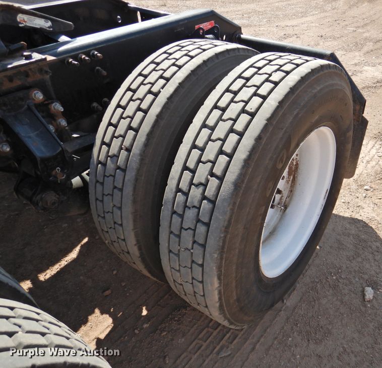 image for item DG1426 2010 Volvo VN  semi truck