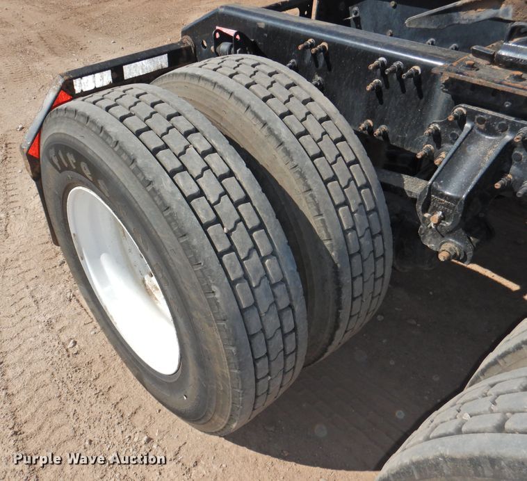 image for item DG1426 2010 Volvo VN  semi truck