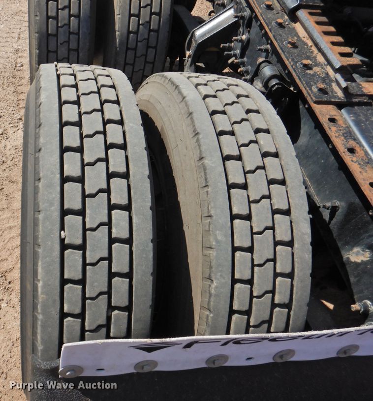 image for item DG1426 2010 Volvo VN  semi truck