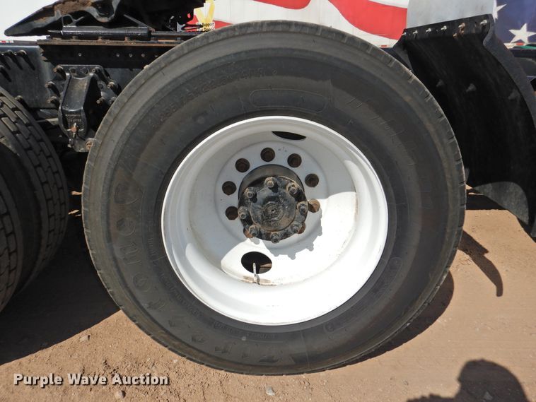 image for item DG1426 2010 Volvo VN  semi truck