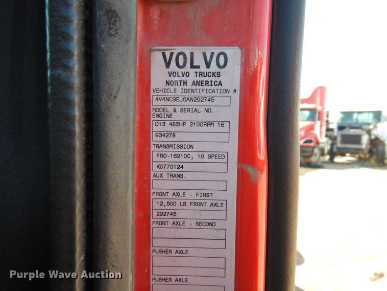 image for item DG1426 2010 Volvo VN  semi truck