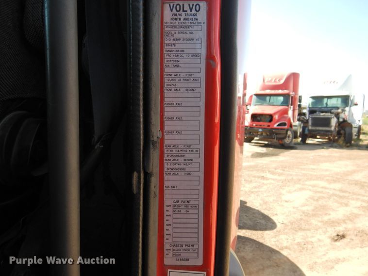 image for item DG1426 2010 Volvo VN  semi truck