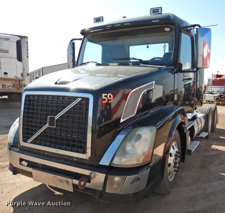 image for item DG1427 2013 Volvo VN  semi truck