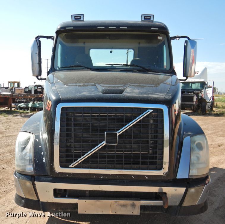 image for item DG1427 2013 Volvo VN  semi truck
