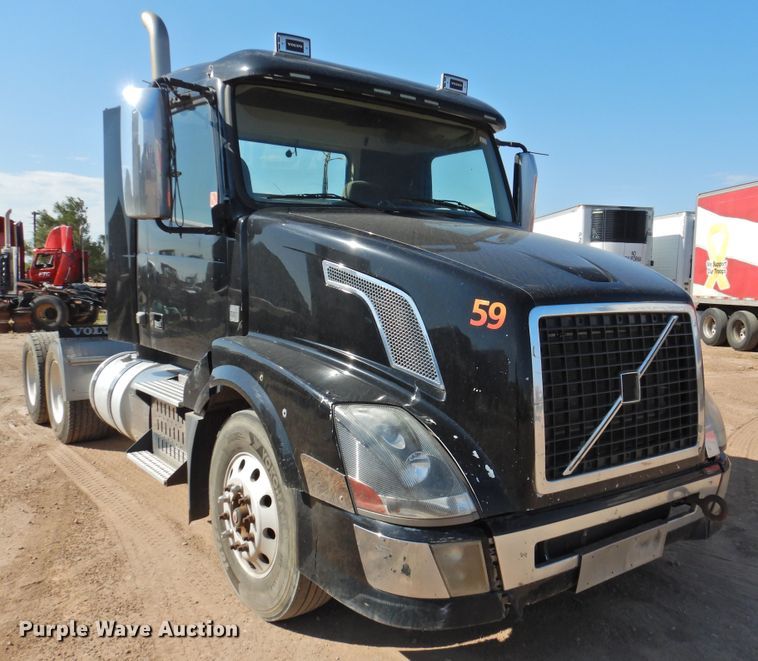 image for item DG1427 2013 Volvo VN  semi truck