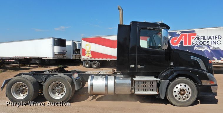 image for item DG1427 2013 Volvo VN  semi truck