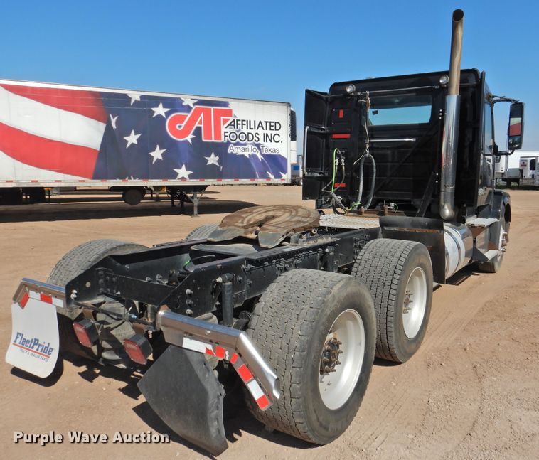 image for item DG1427 2013 Volvo VN  semi truck