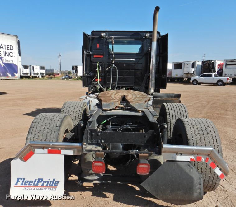 image for item DG1427 2013 Volvo VN  semi truck