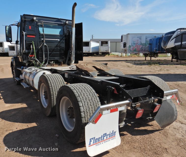 image for item DG1427 2013 Volvo VN  semi truck