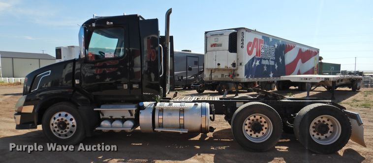 image for item DG1427 2013 Volvo VN  semi truck