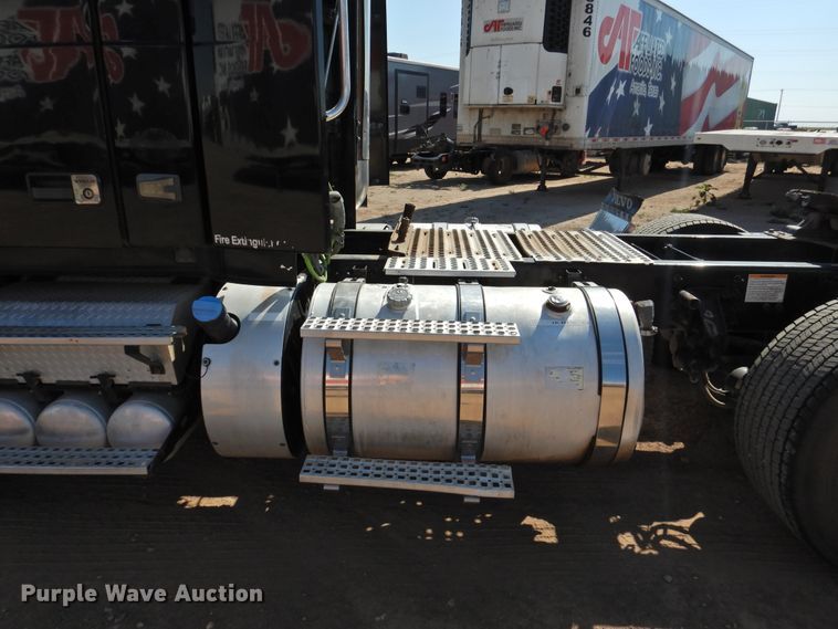 image for item DG1427 2013 Volvo VN  semi truck