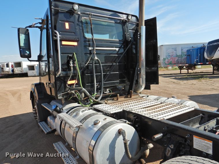 image for item DG1427 2013 Volvo VN  semi truck