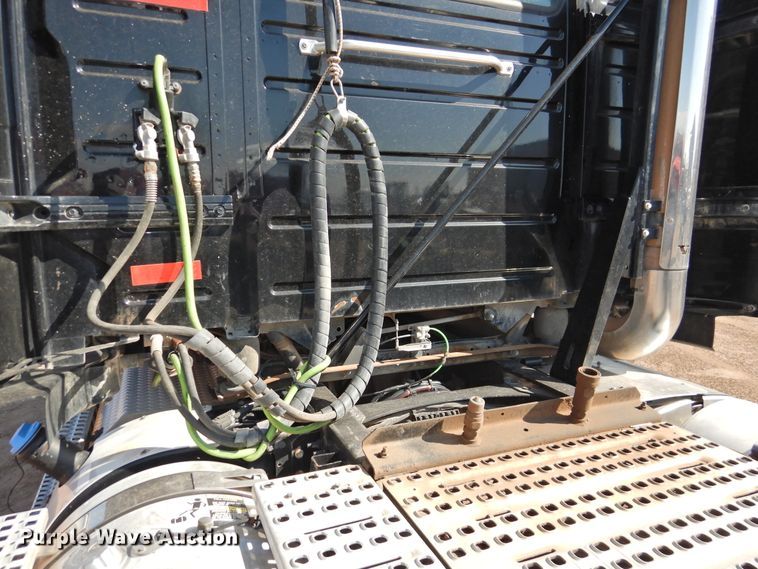 image for item DG1427 2013 Volvo VN  semi truck