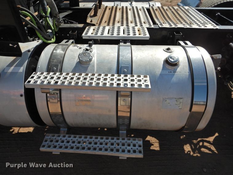 image for item DG1427 2013 Volvo VN  semi truck