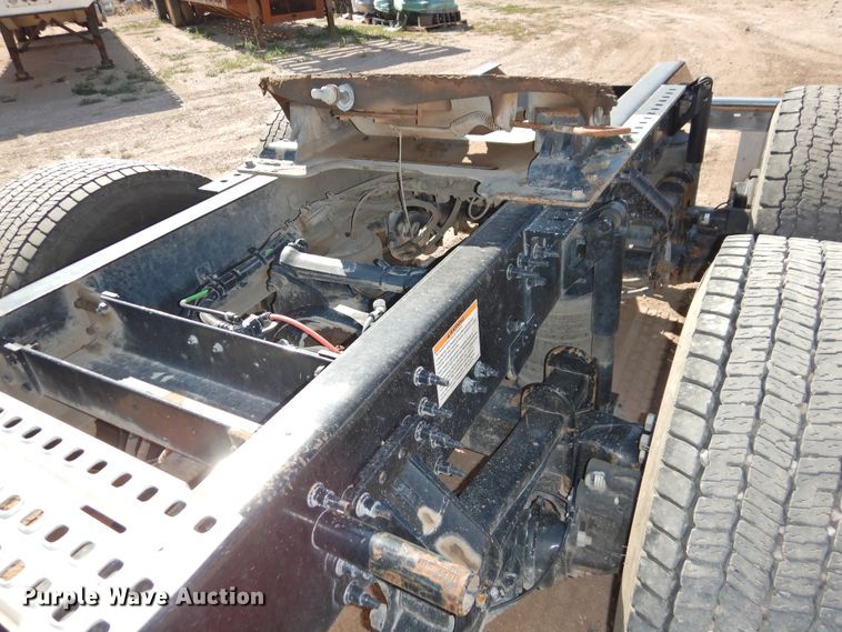 image for item DG1427 2013 Volvo VN  semi truck