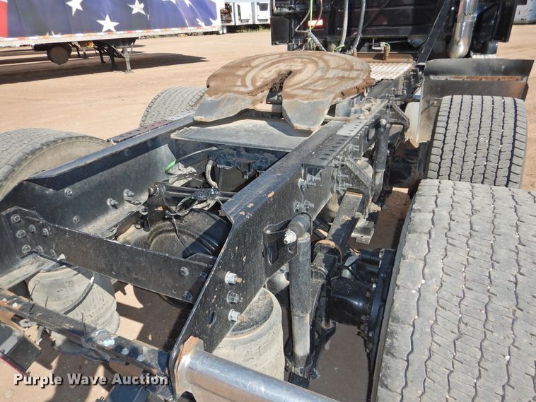 image for item DG1427 2013 Volvo VN  semi truck