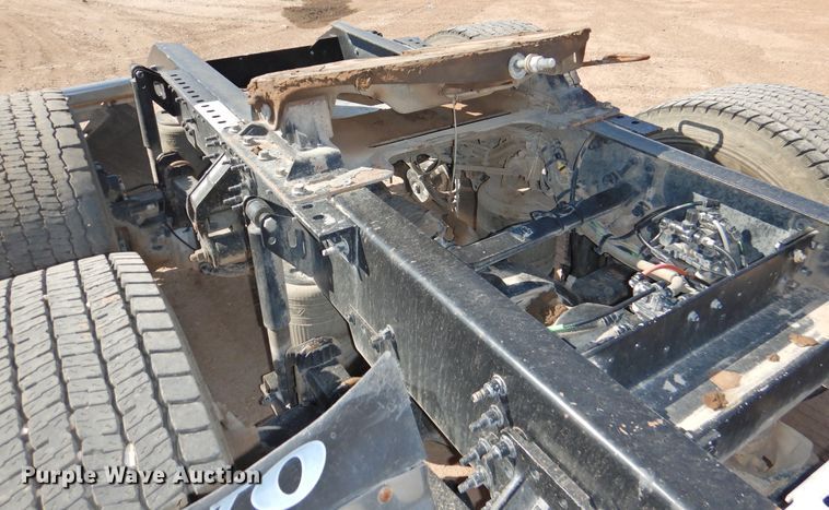 image for item DG1427 2013 Volvo VN  semi truck