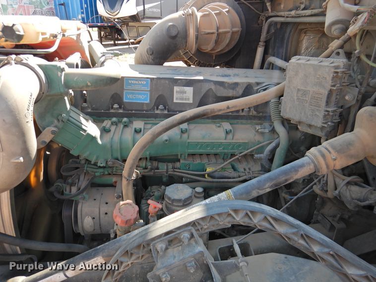 image for item DG1427 2013 Volvo VN  semi truck