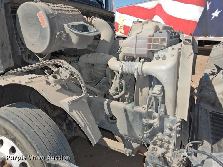 image for item DG1427 2013 Volvo VN  semi truck