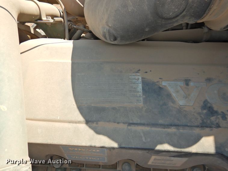 image for item DG1427 2013 Volvo VN  semi truck