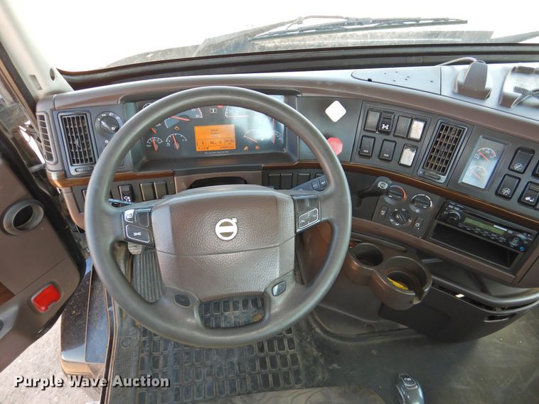 image for item DG1427 2013 Volvo VN  semi truck