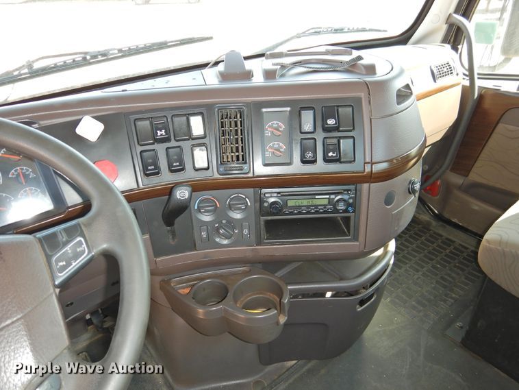 image for item DG1427 2013 Volvo VN  semi truck