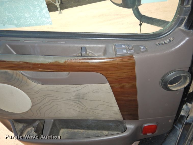 image for item DG1427 2013 Volvo VN  semi truck