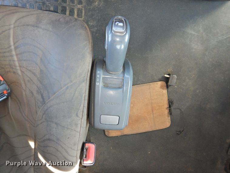 image for item DG1427 2013 Volvo VN  semi truck