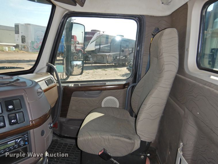 image for item DG1427 2013 Volvo VN  semi truck