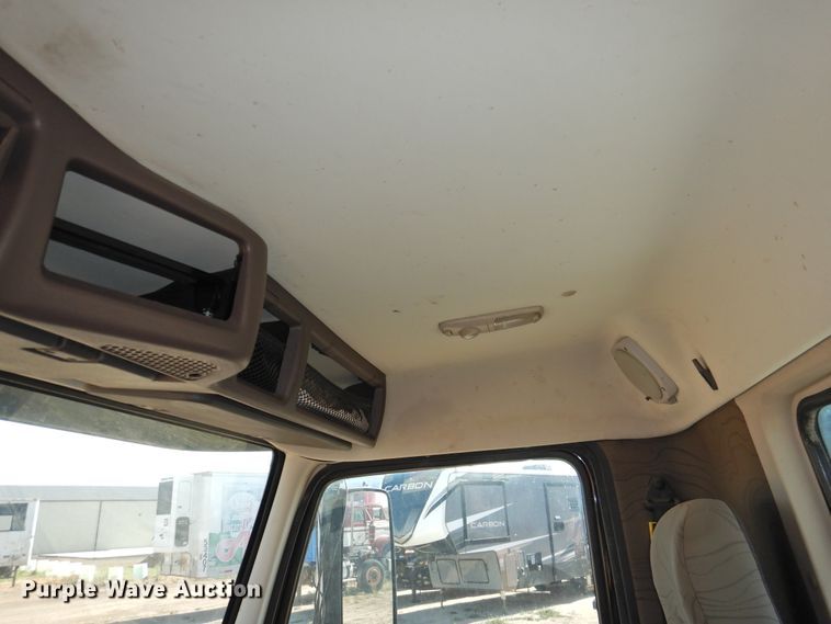 image for item DG1427 2013 Volvo VN  semi truck