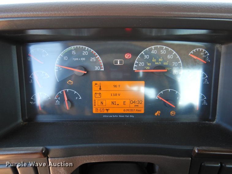 image for item DG1427 2013 Volvo VN  semi truck