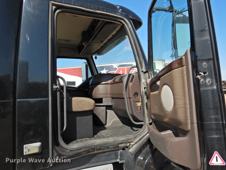 image for item DG1427 2013 Volvo VN  semi truck