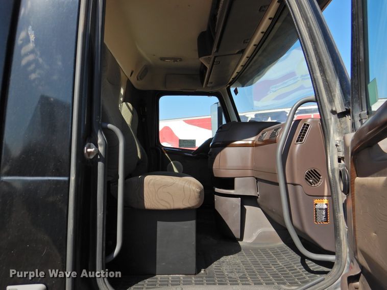 image for item DG1427 2013 Volvo VN  semi truck