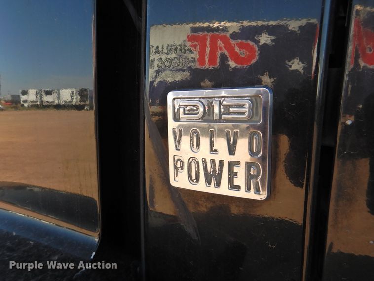 image for item DG1427 2013 Volvo VN  semi truck