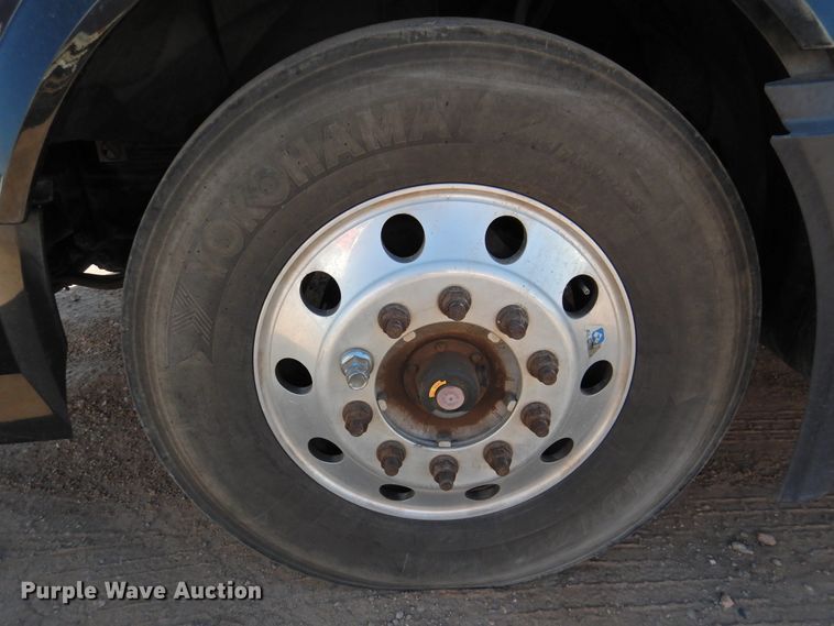 image for item DG1427 2013 Volvo VN  semi truck