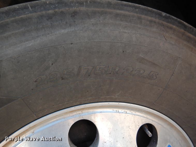 image for item DG1427 2013 Volvo VN  semi truck