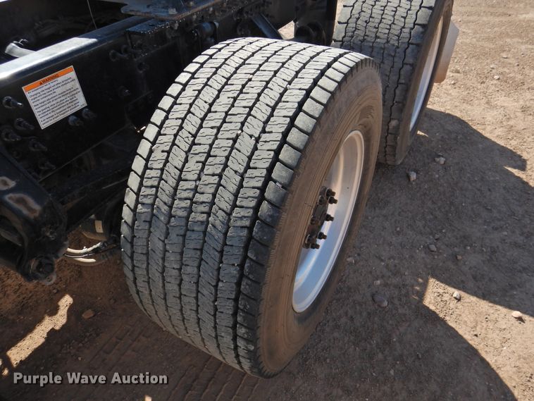 image for item DG1427 2013 Volvo VN  semi truck