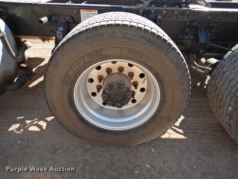 image for item DG1427 2013 Volvo VN  semi truck