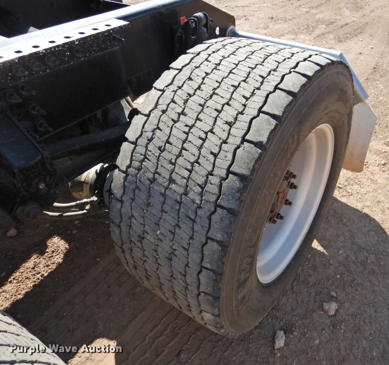 image for item DG1427 2013 Volvo VN  semi truck