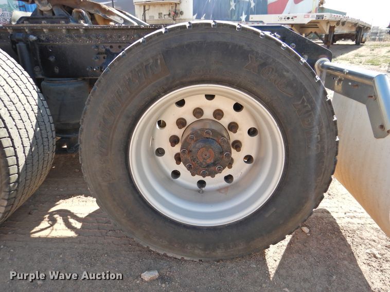 image for item DG1427 2013 Volvo VN  semi truck