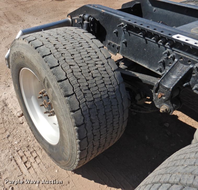 image for item DG1427 2013 Volvo VN  semi truck